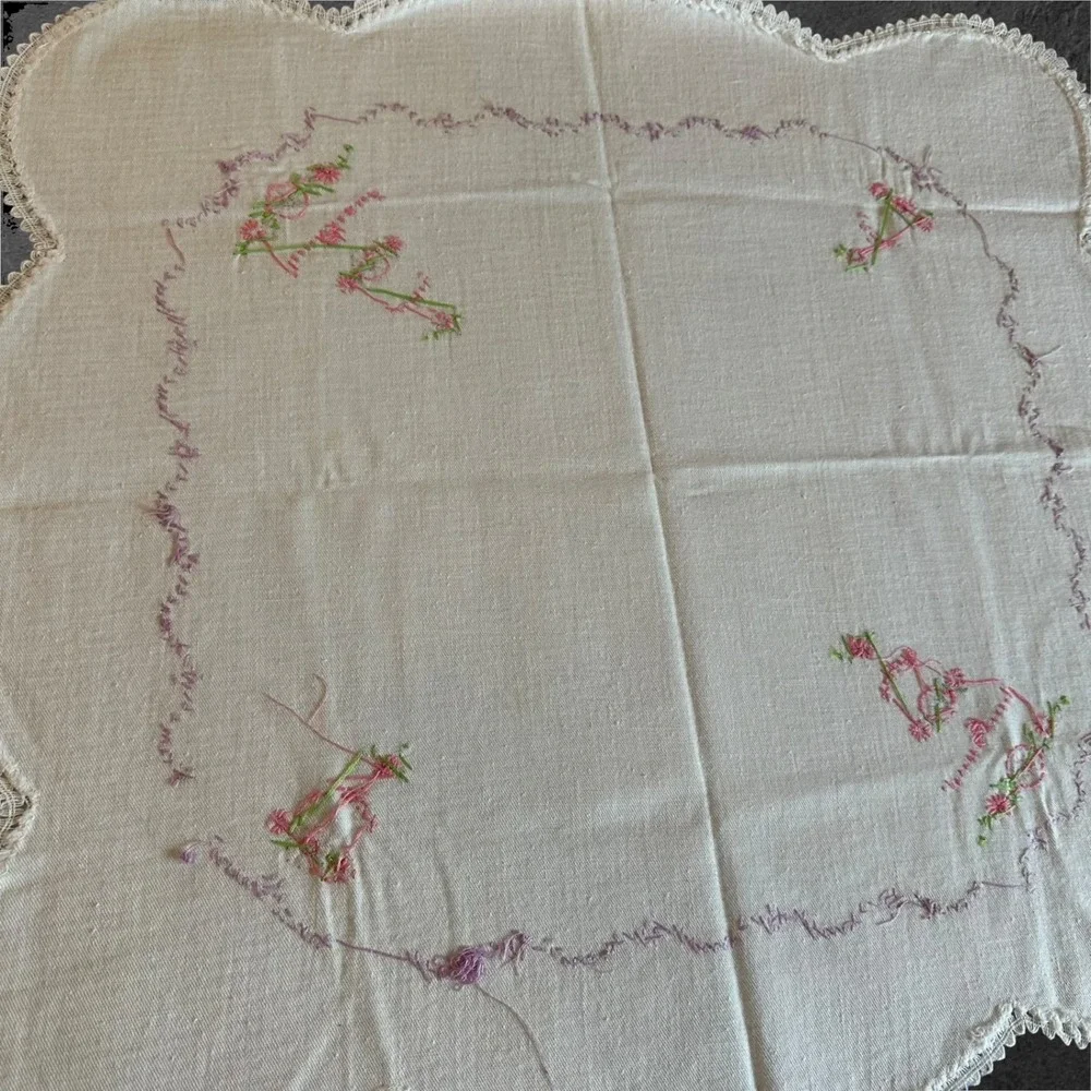 Vintage Hand‎ Embroidered Floral Doily Centerpiece Scalloped Lace 24x24